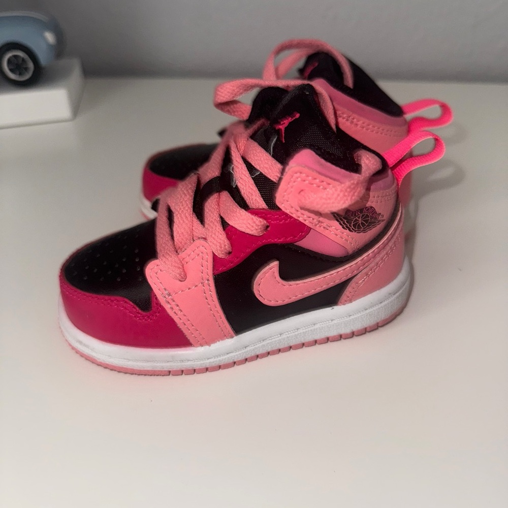 Nike Kids Sneakers in Pink and Black